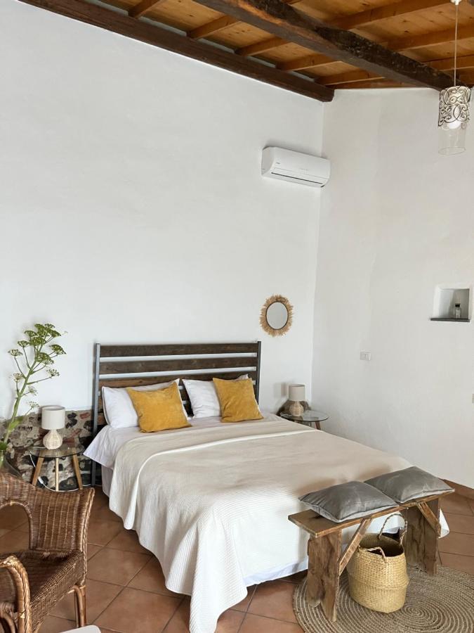 Is Scabas Guestrooms Solarussa Exterior photo