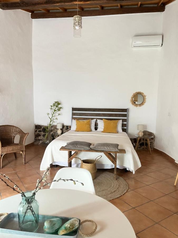 Is Scabas Guestrooms Solarussa Exterior photo