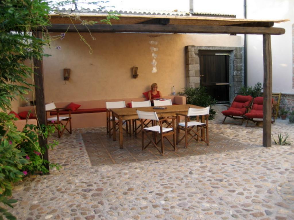 Is Scabas Guestrooms Solarussa Exterior photo