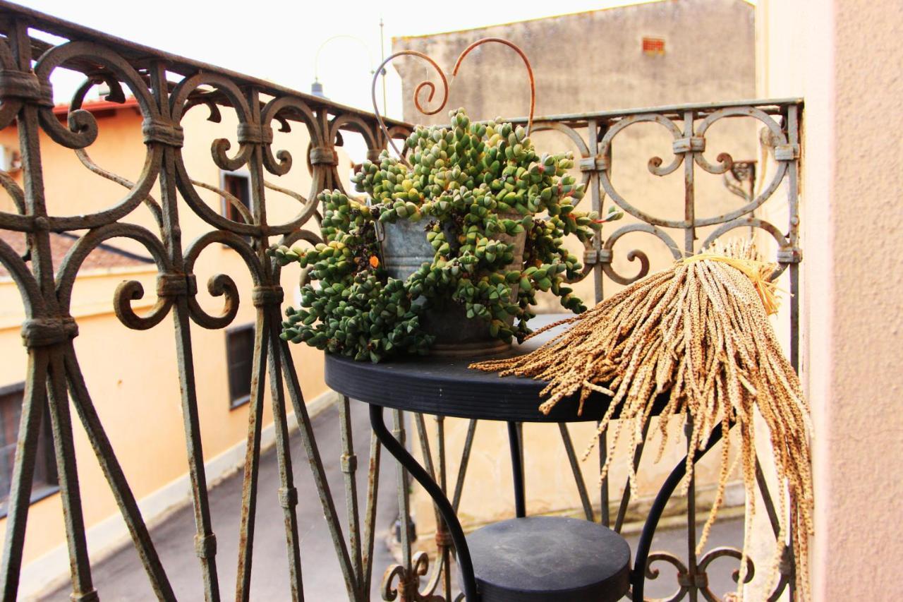 Is Scabas Guestrooms Solarussa Exterior photo